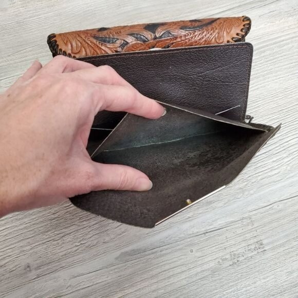 Vintage tooled leather turn lock wallet - Picture 3 of 10